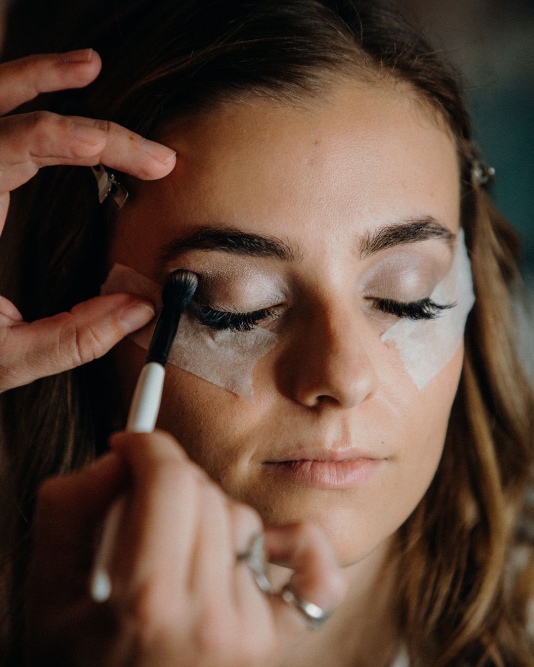 Step-by-step guide on how to apply winged eyeliner for beginners