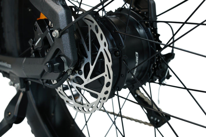 How is the hub drive on Pioneer Lite different from mid-drive motors?