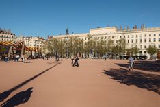 The place Bellecour has long been a topic of controversy within local politics. The largest square in the city, covered with red sand reminiscent of a tennis court, it is notorious for the heat that accumulates there in the summer. But no trees can be planted on its surface due to an underground parking lot and the subway.