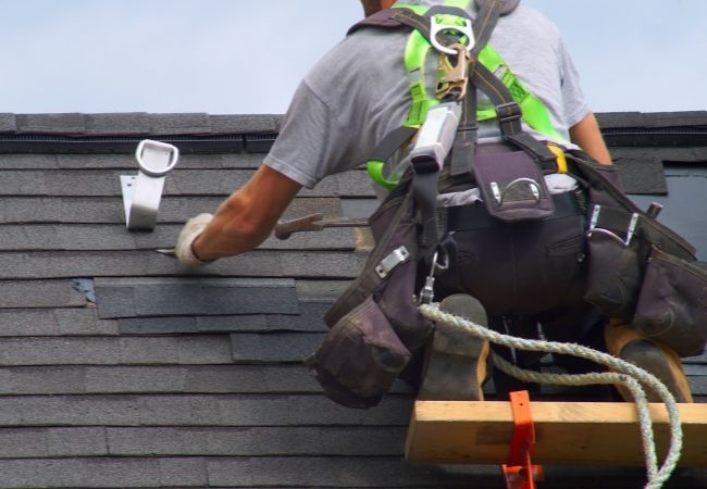 Do roofing professionals hold up-to-date industry certifications?