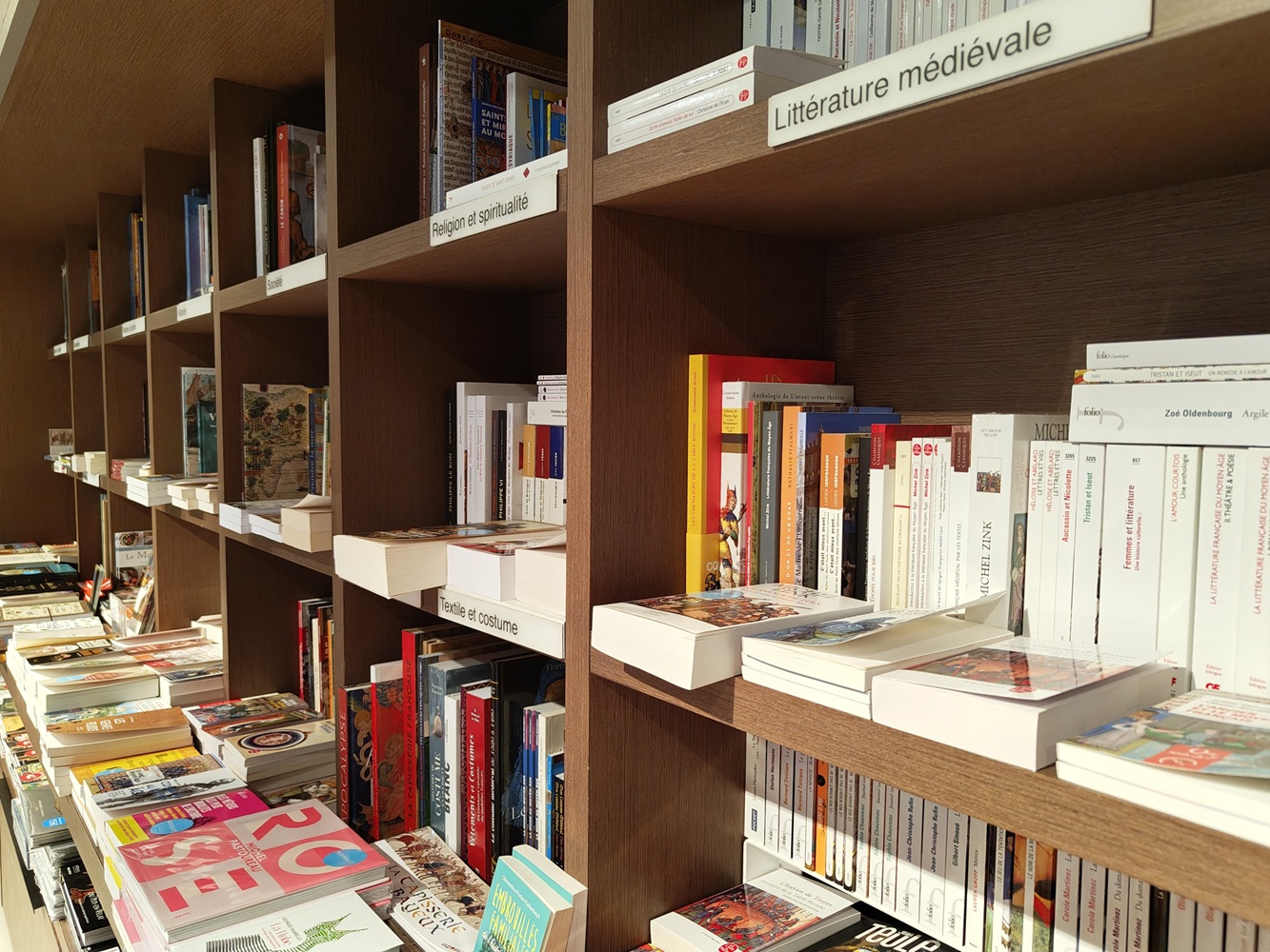 rayons d'une librairie