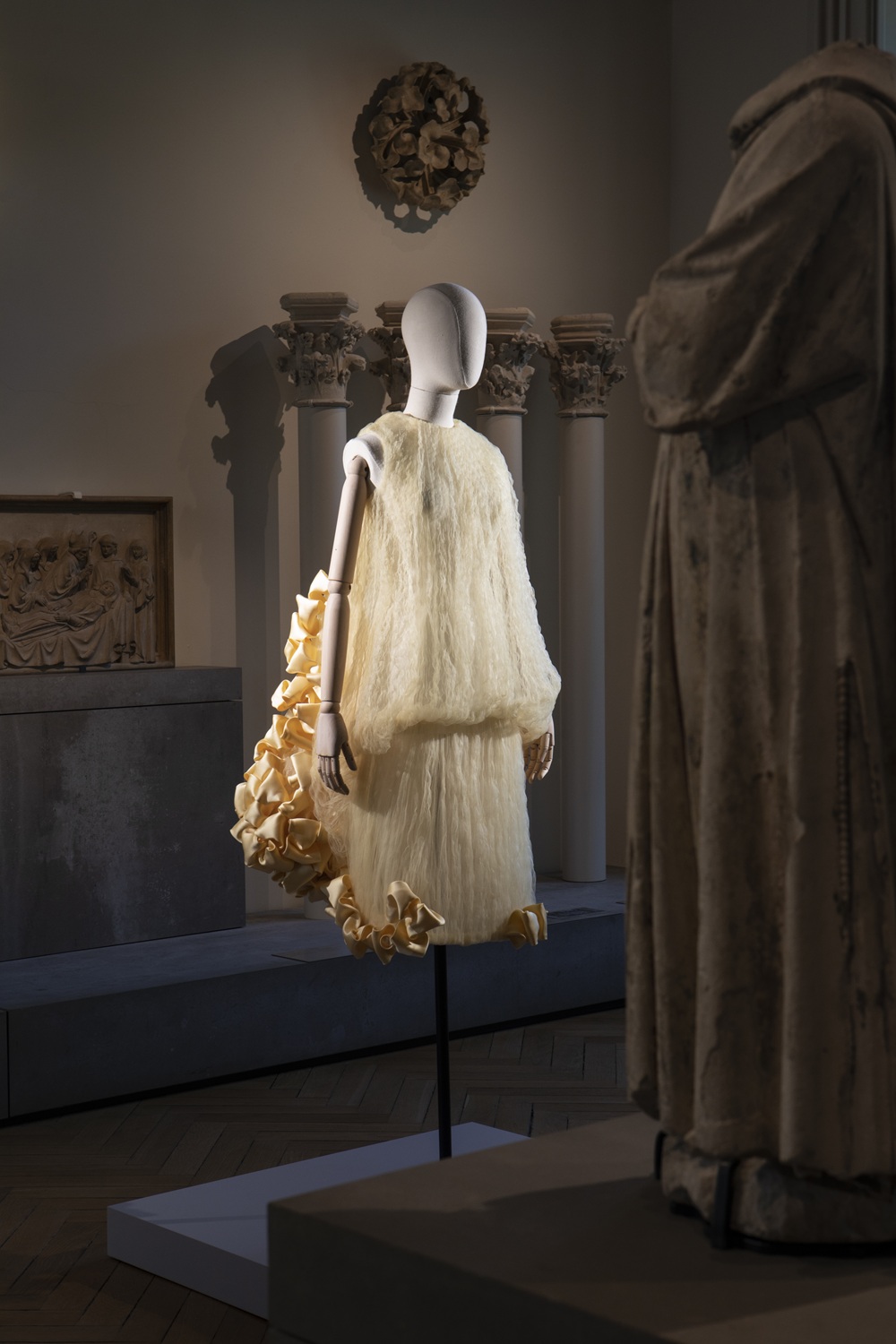 Robe crème posée sur un mannequin dans une salle du musée