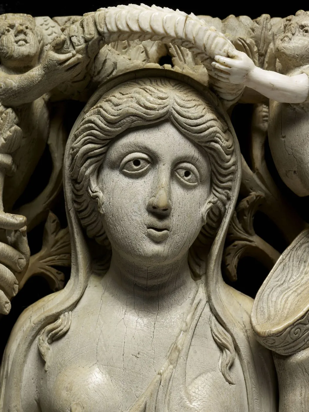 Statuette en ivoire : Ariane couronnée par deux anges. Détail du buste d'Ariane. Vue de face.