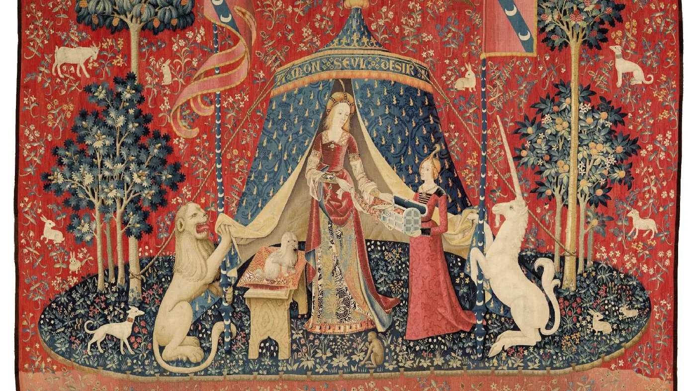 Tapisserie : deux femmes devant une tente, encadrées par un lion et une licorne. Fond rouge fleuri et animaux. Vue de face.