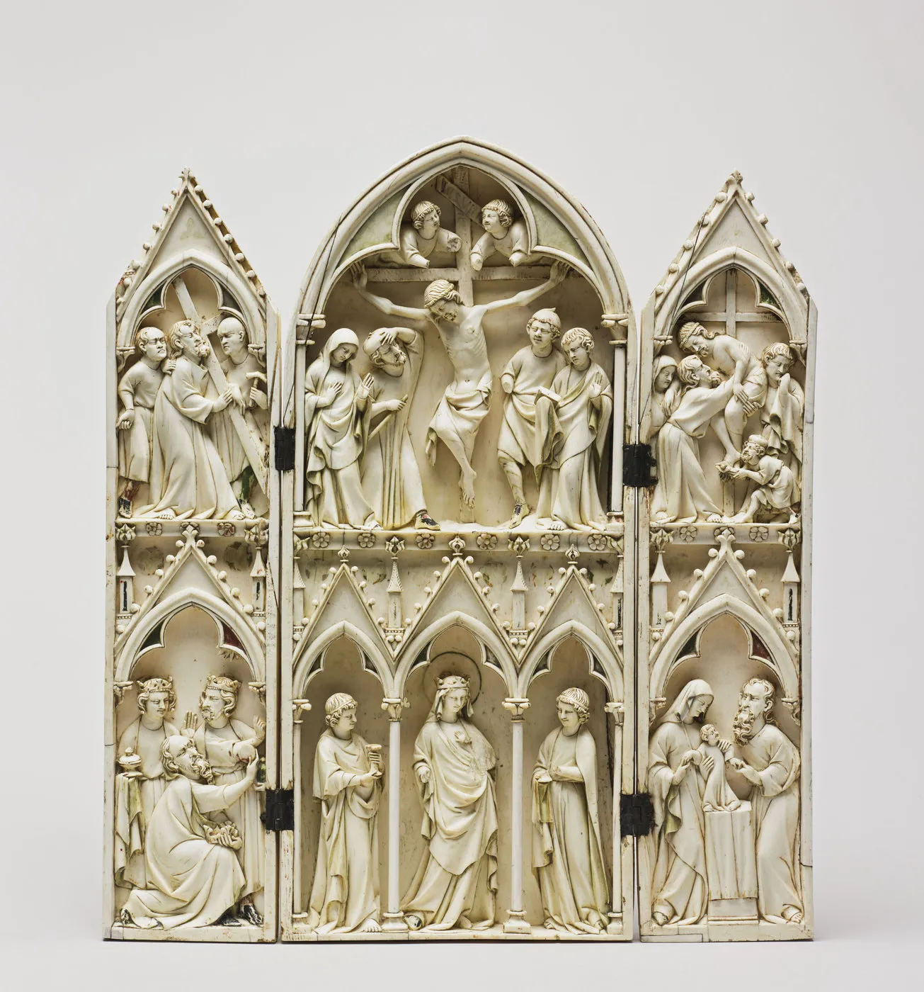 Objet en ivoire composé d'un panneau central et de deux volets latéraux, orné de scènes de la vie du Christ.