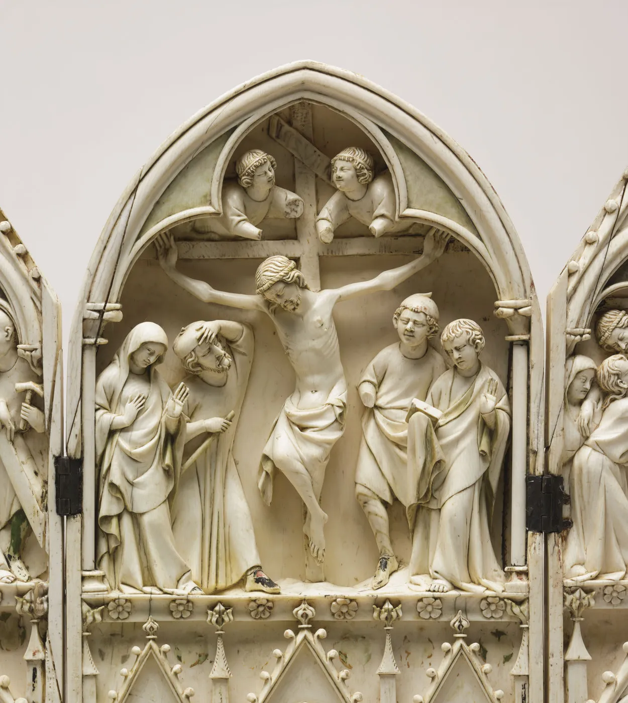 Détail d'un panneau en ivoire sculpté du Christ en Croix entouré de plusieurs personnages. 