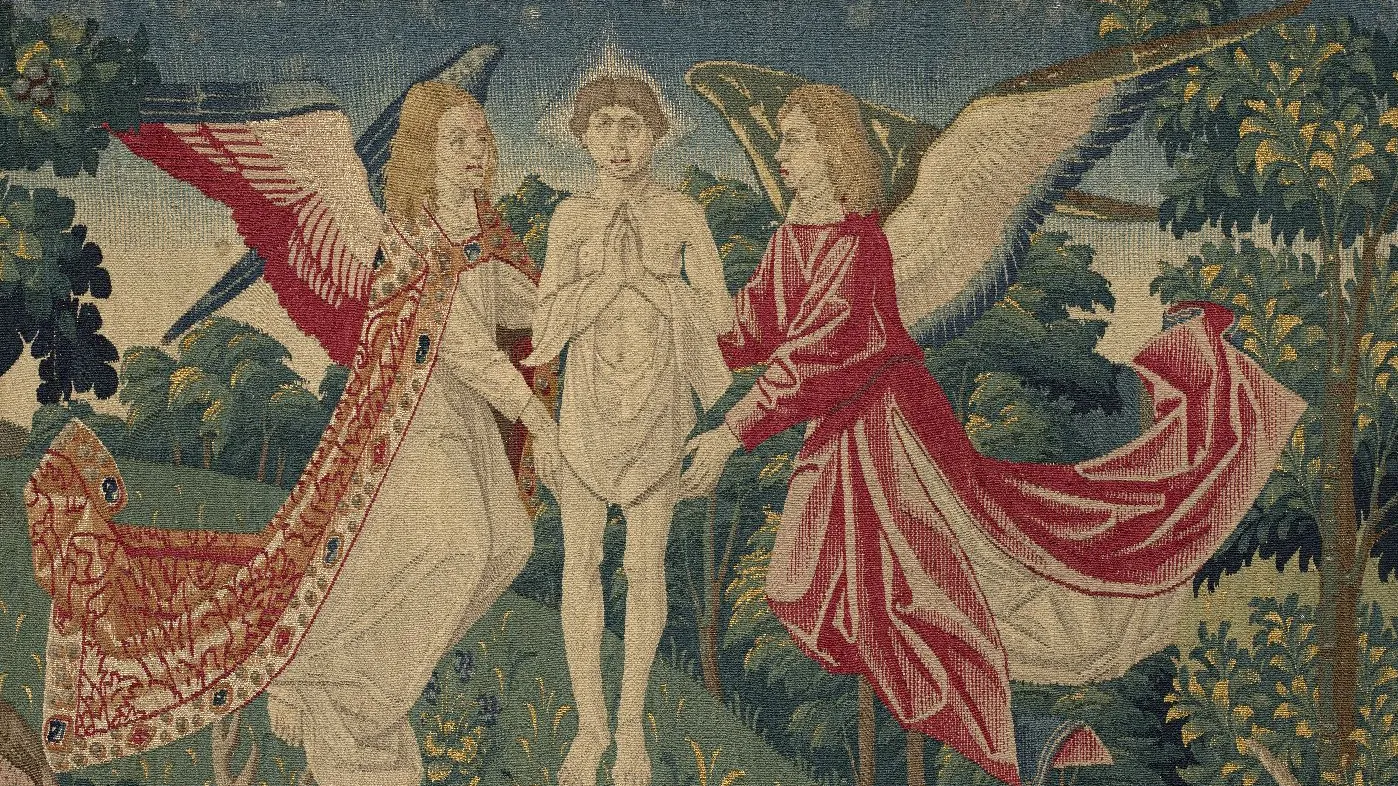 Détail d'une tapisserie représentant un homme en prières porté par deux anges vers le ciel.
