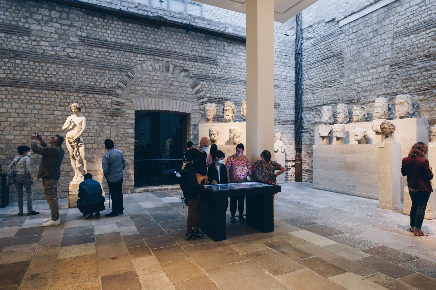 Visiteurs au musée de Cluny, Table numérique tactile de la salle 5