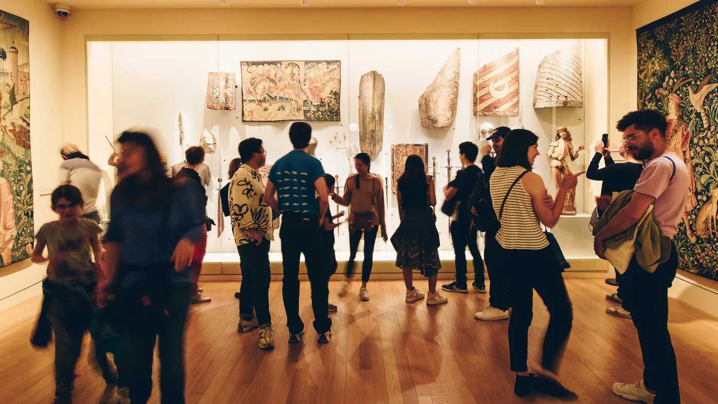 Visiteurs au musée de Cluny, Salle 18
