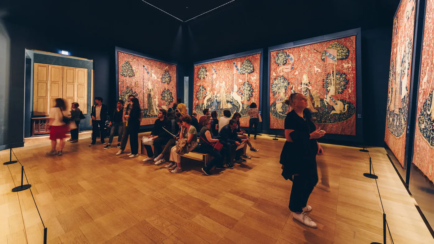 Visiteurs dans la salle 20, la Dame à la licorne