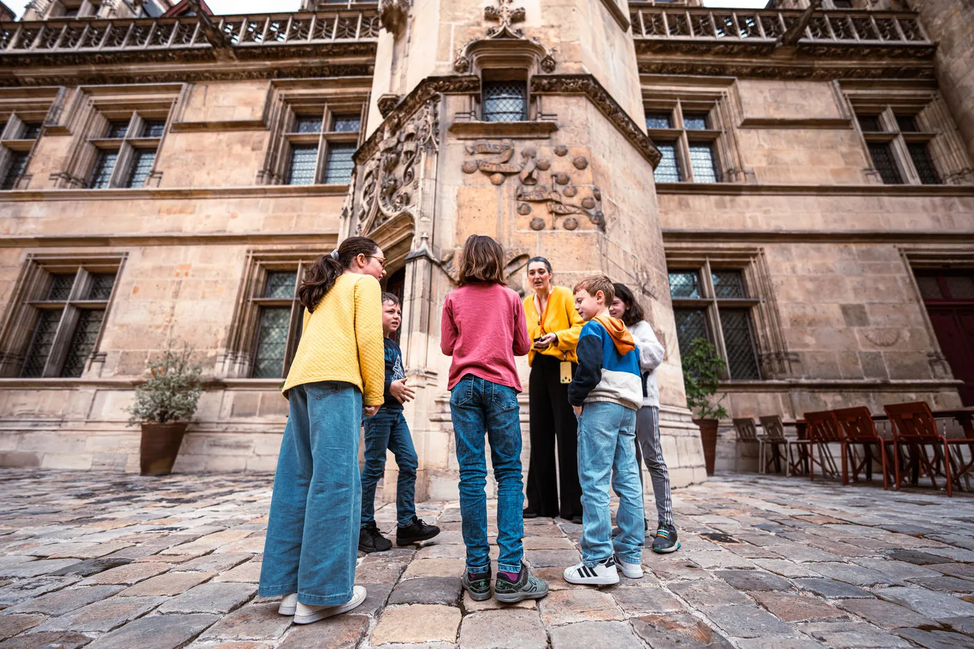 Visite enfant au musée de Cluny, Cour du musée