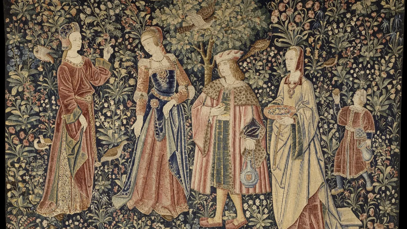 Tapisserie représentant trois femmes et un homme ainsi qu'un personnage masculin plus petit à l'arrière plan sur fond fleuri.
