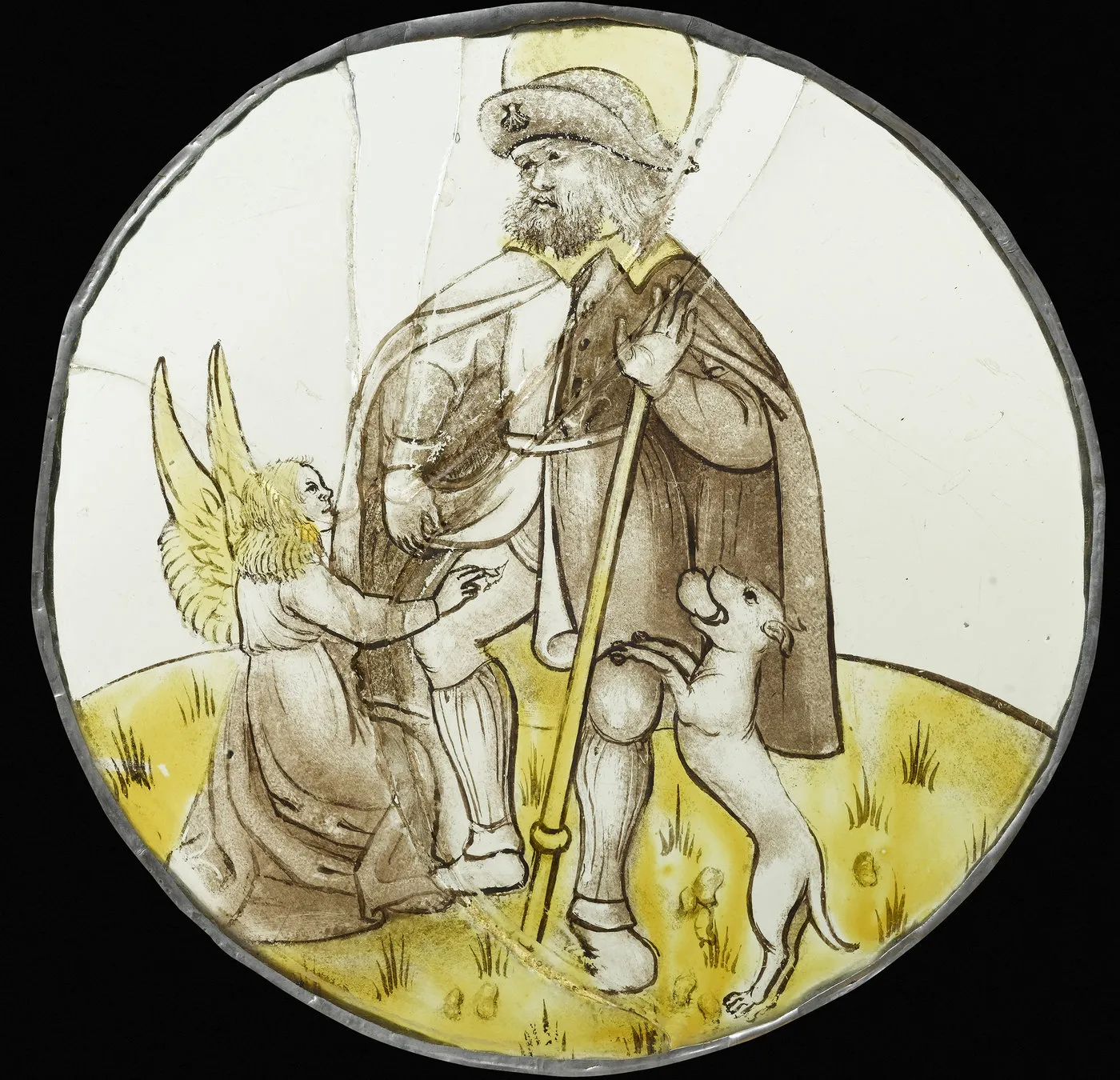 Vitrail rond jaune et gris représentant un pèlerin avec un ange et un chien. 