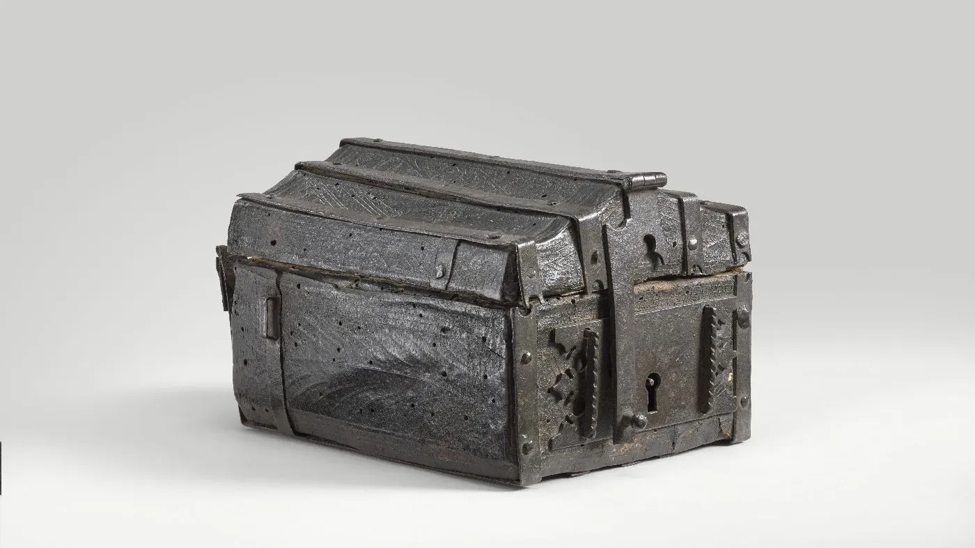 Coffret en bois et métal, présenté fermé. Vue de trois quarts.