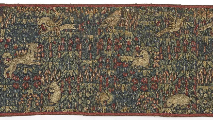 Tapisserie représentant des animaux schématisés sur fond fleuri. Vue de face.