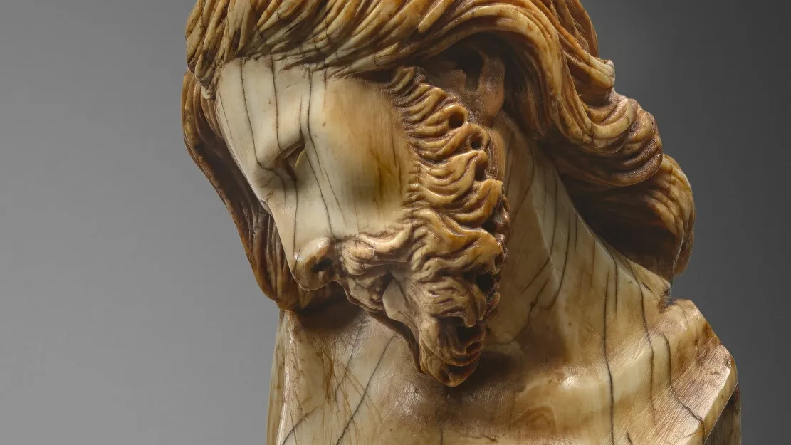 Statuette en ivoire lacunaire représentant le Christ, détail de la tête inclinée sur l'épaule droite. Vue de face.