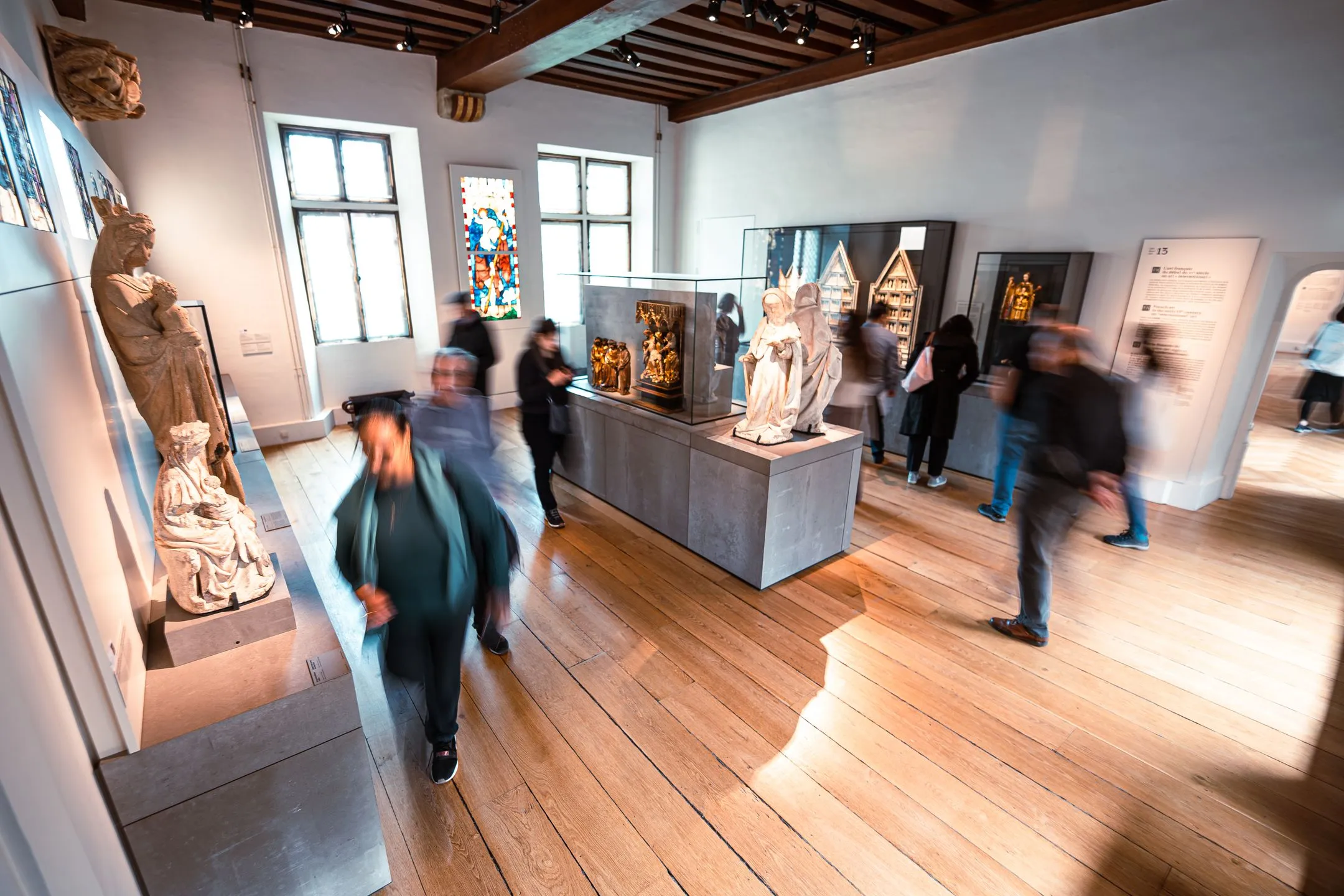 Visiteurs dans la salle 13, l'art français au début du XVe siècle