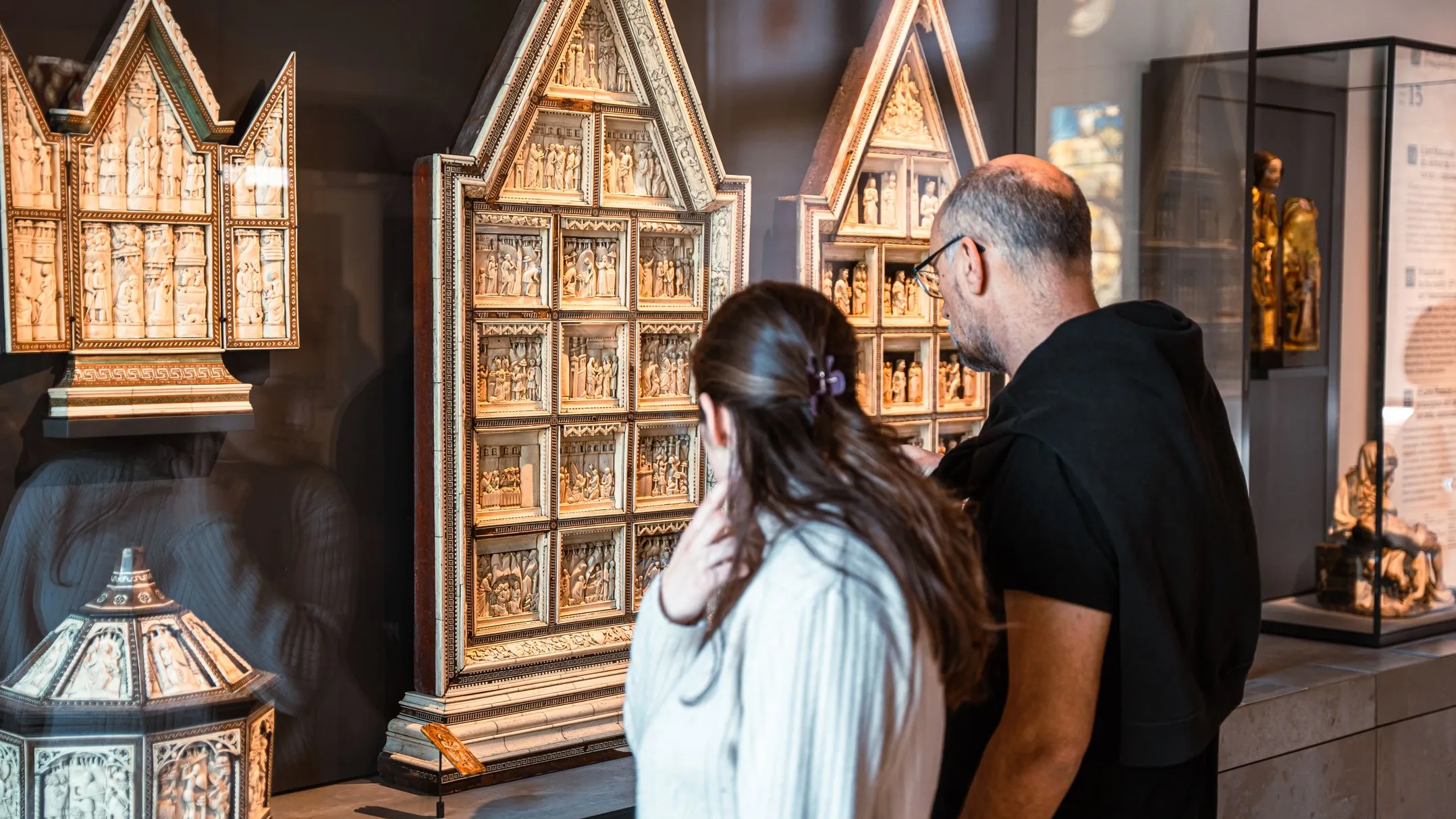 Visiteurs dans la salle 13, l'art français au début du XVe siècle