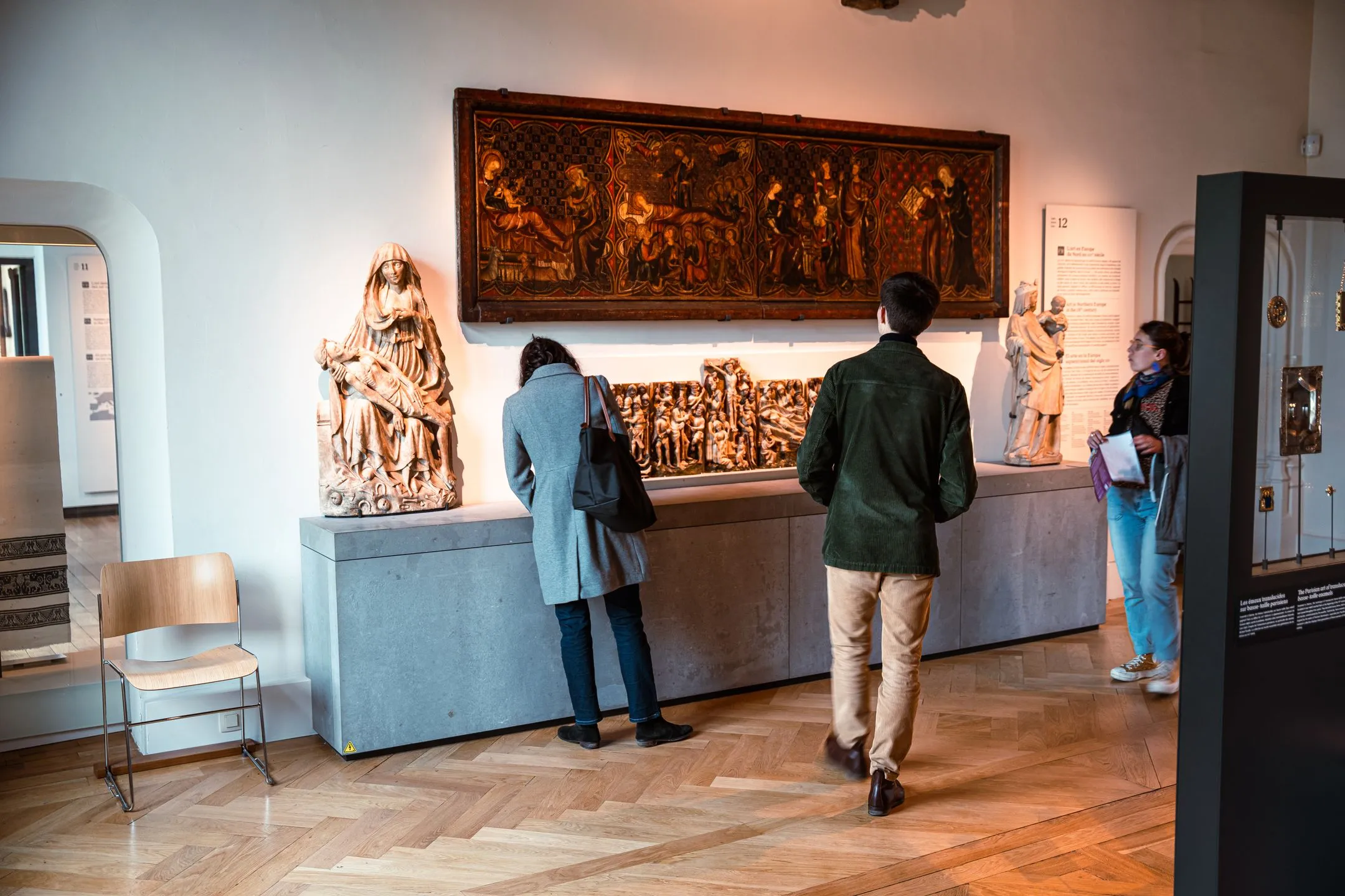 Visiteurs dans la salle 12, l'art en Europe du Nord au XIVe siècle