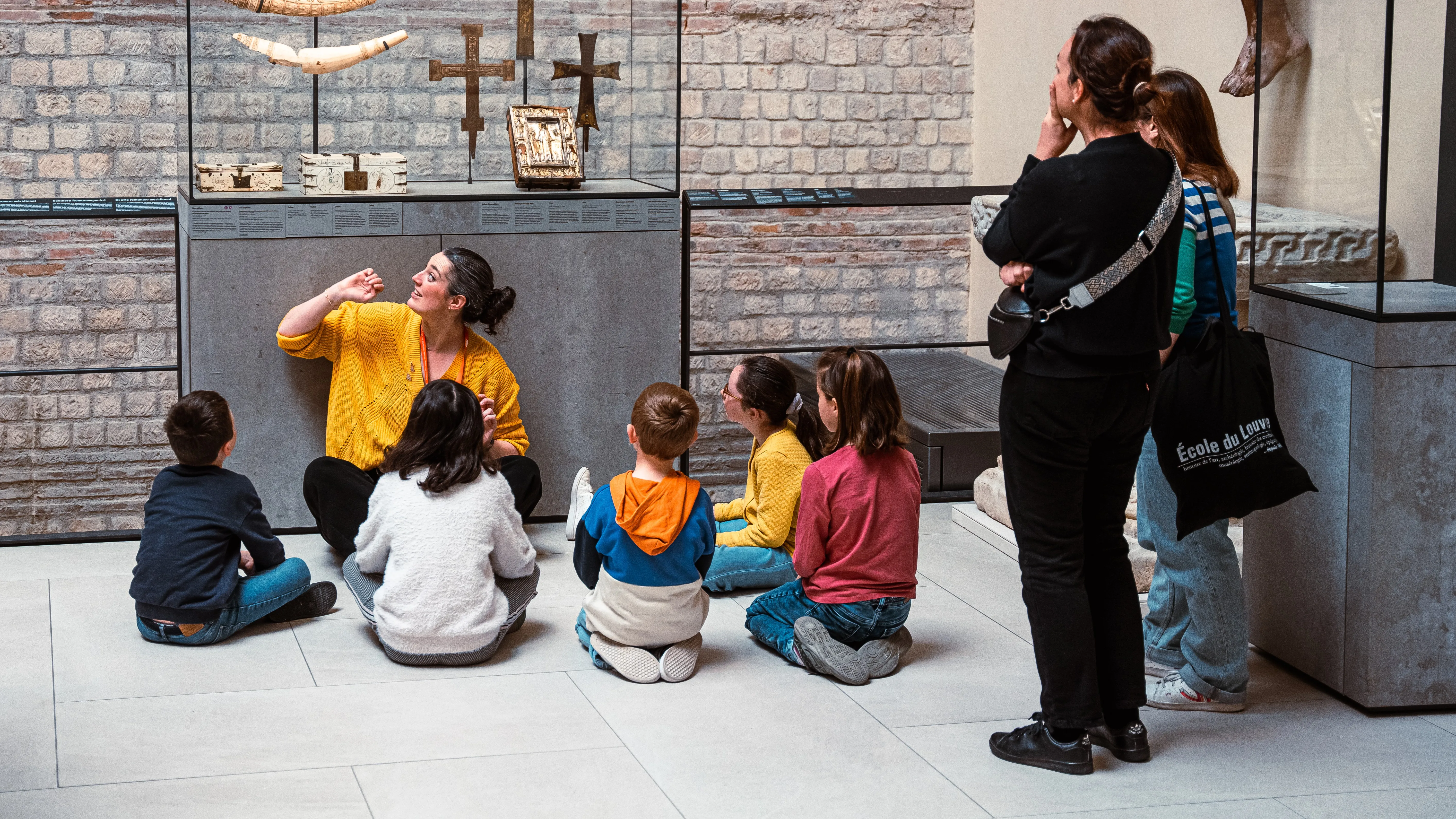 Visiteurs au musée de Cluny - Salle 3