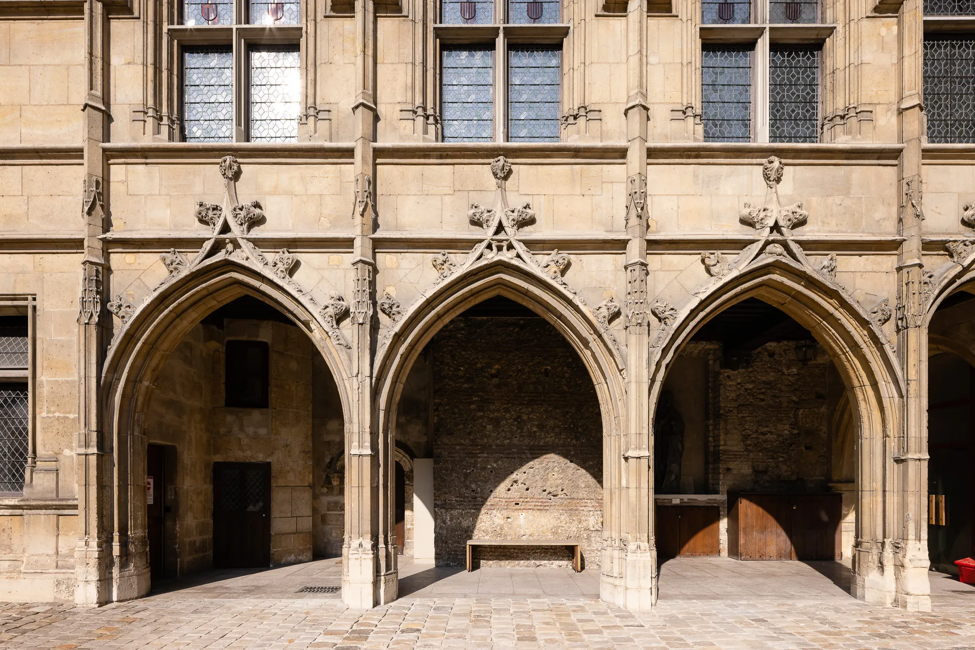 Une façade de l'hôtel médiéval côté cour.