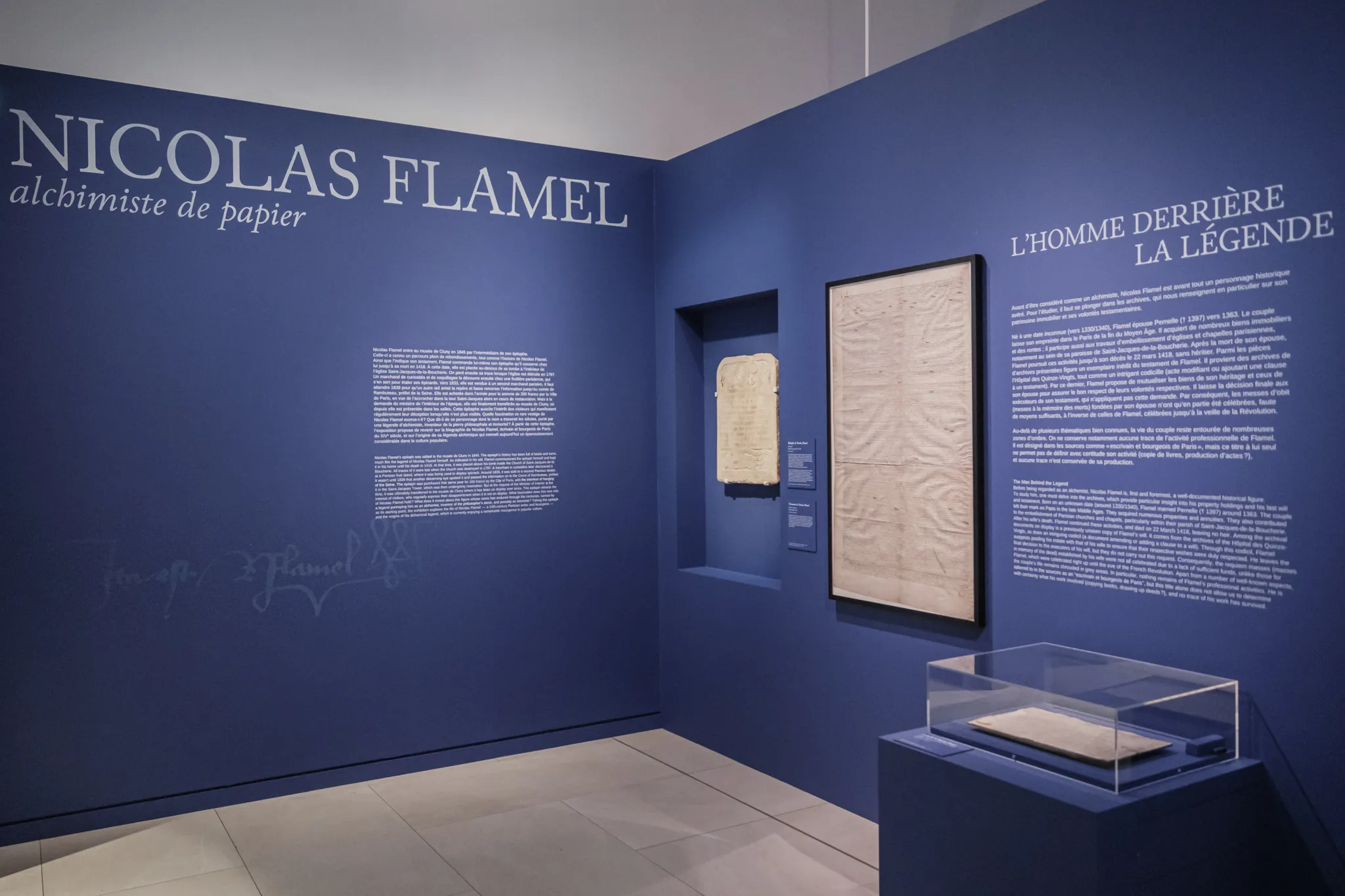 Vue de l'exposition "Nicolas Flamel, alchimiste de papier"