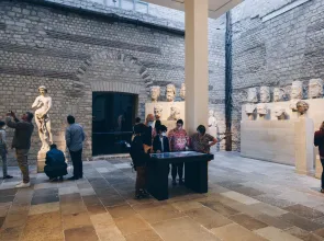 Visiteurs au musée de Cluny, Table numérique tactile de la salle 5