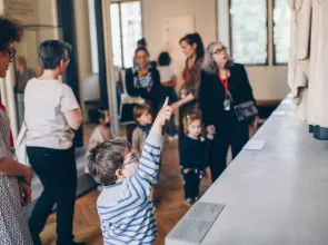 Visitors in the museum : room 8