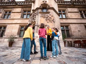 Visite enfant au musée de Cluny, Cour du musée