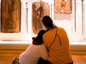 Visiteurs au musée de Cluny, Salle 18