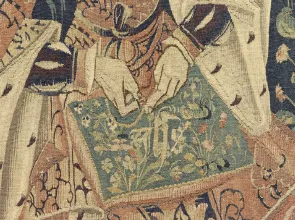 Détail d'une tapisserie centré sur l'ouvrage de broderie sur lequel une femme travaille. 