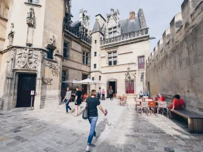 Cour de l'hôtel médiéval des abbés de Cluny