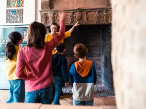 Visiteurs au musée de Cluny - Salle 6