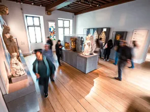 Visiteurs dans la salle 13, l'art français au début du XVe siècle