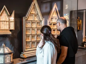 Visiteurs dans la salle 13, l'art français au début du XVe siècle