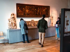 Visiteurs dans la salle 12, l'art en Europe du Nord au XIVe siècle