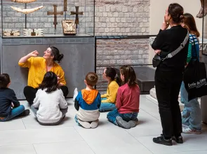 Visiteurs au musée de Cluny - Salle 3