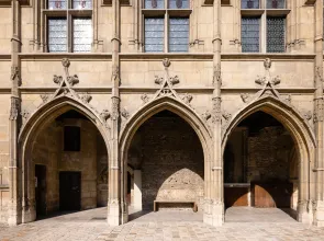 Une façade de l'hôtel médiéval côté cour.