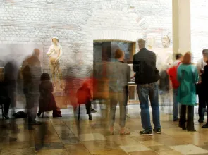 Visiteurs dans la salle 5, sculptures de Notre-Dame de Paris