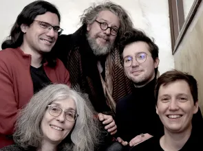 Portrait d'un groupe de cinq personnes. Photographie de face. 