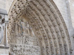 Détail d'un portail occidental de la cathédrale Notre-Dame de Paris. Photographie prise du sol et de trois-quarts. 