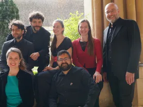 Portrait de groupe de sept personnes - trois femmes et quatre hommes - en extérieur