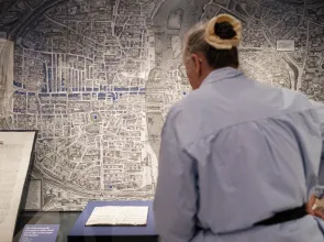 Visiteur devant une vitrine d'exposition