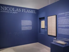 Vue de l'exposition "Nicolas Flamel, alchimiste de papier"