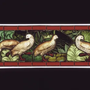 Vitrail représentant quatre perdrix dans un décor végétal encadré d’une bordure rouge. Vue de face.