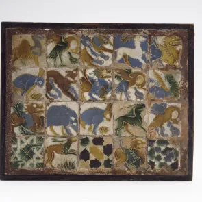 Montage de carreaux en céramique carrés figurant des animaux, des végétaux et des motifs géométriques. Photographie en vue de face.