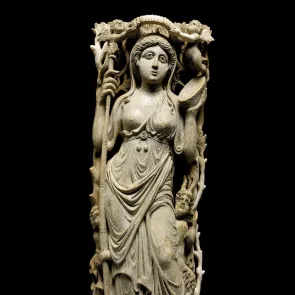 Estatuilla de marfil: Ariadna coronada por dos ángeles, con un sátiro y una ménade ocultos en los pliegues de su vestido. Vista frontal.