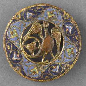 Médaillon émaillé et ajouré : oiseau à longue queue enroulée. Le contour est décoré de motifs végétaux. Vue de face.
