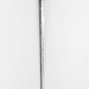 Objet métallique : épée à pommeau rond et garde en forme de S. Vue de face.