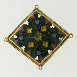 Translucent green lozenge-shaped enamel decorated with vegetal motifs. Front photograph.